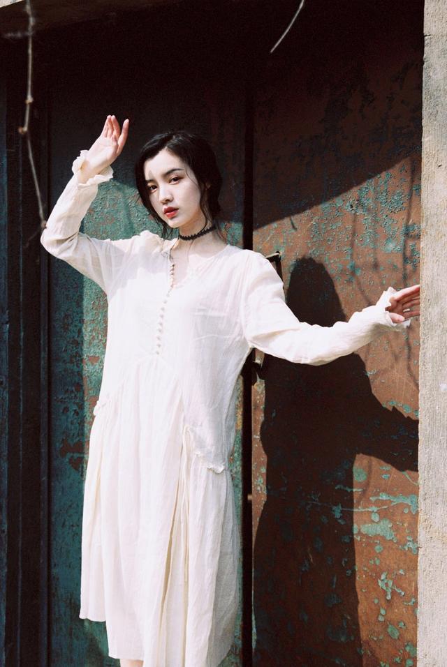 女生拍照必备的7个姿势，姿势简约不做作，拍照好看不尴尬插图2