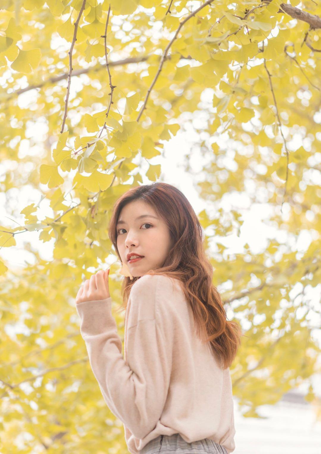 银杏那么美,银杏人像怎么拍得更精彩和出色?8个技巧送给你插图2 银杏那么美,银杏人像怎么拍得更精彩和出色?8个技巧送给你插图2