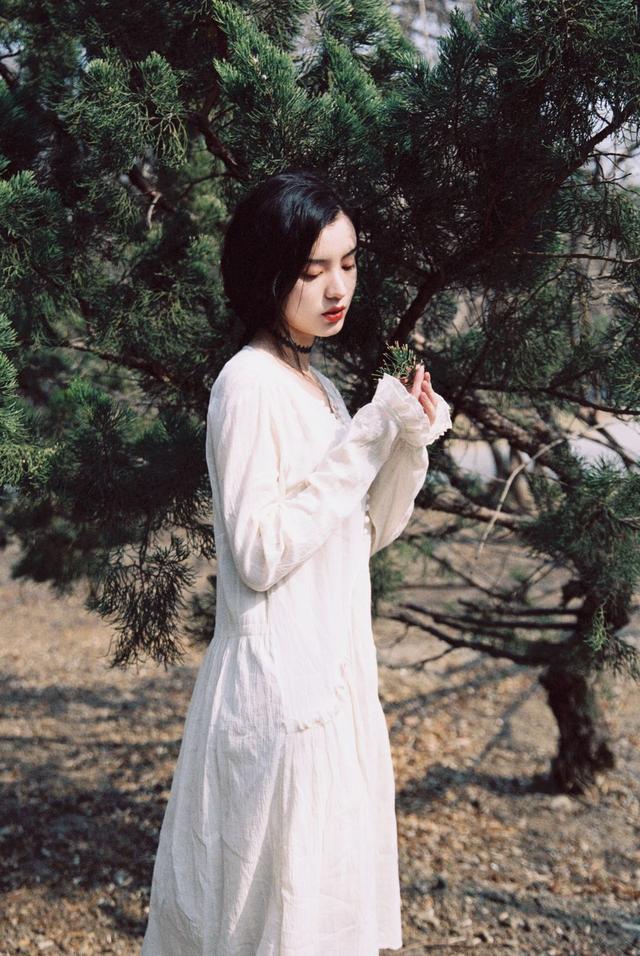 女生拍照必备的7个姿势，姿势简约不做作，拍照好看不尴尬插图7