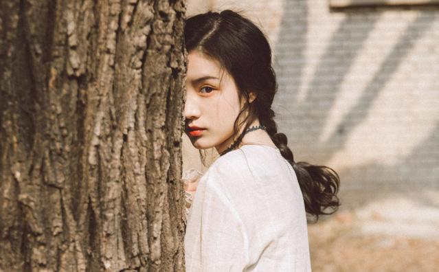 女生拍照必备的7个姿势，姿势简约不做作，拍照好看不尴尬插图4