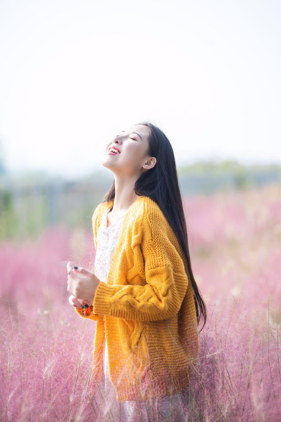 秋天拍摄粉黛人像,这8个姿势技巧值得一学,姿势简单也很美插图3 秋天拍摄粉黛人像,这8个姿势技巧值得一学,姿势简单也很美插图3