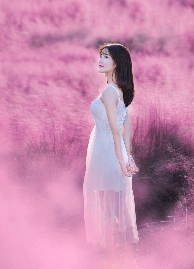 超实用的粉黛人像拍照姿势,用简约不做作的姿势,拍出你的自然美插图1 超实用的粉黛人像拍照姿势,用简约不做作的姿势,拍出你的自然美插图1