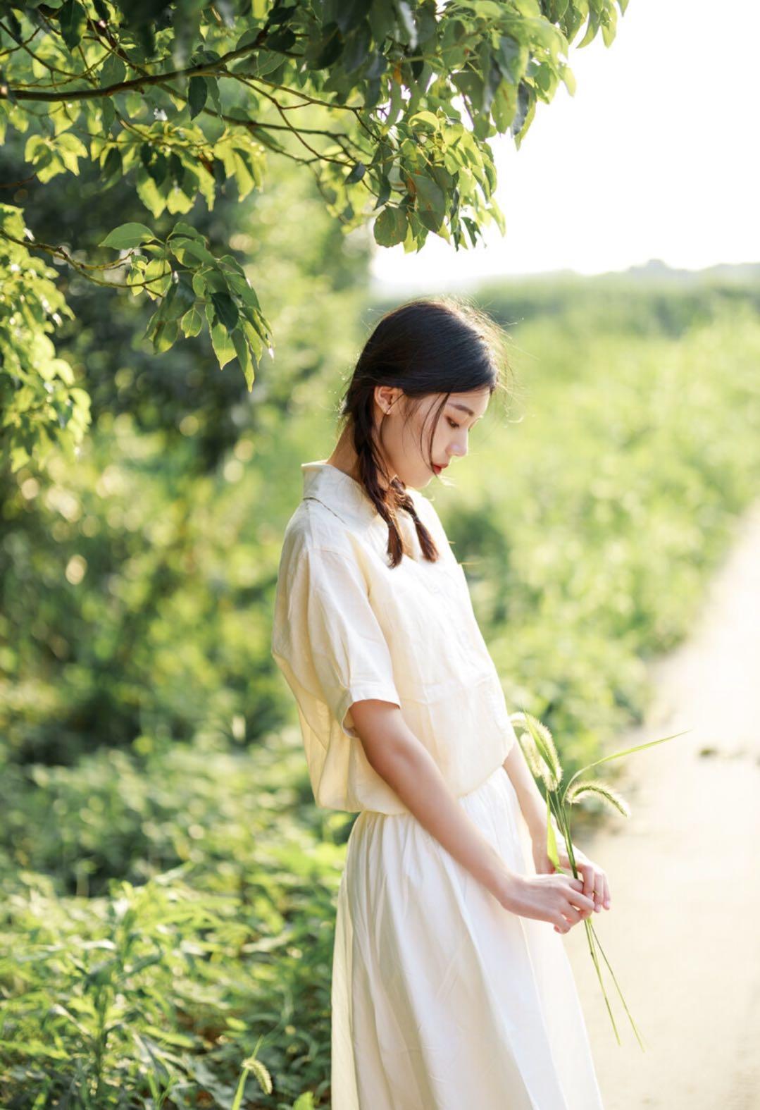 背景简单就用姿势点缀,在哪都能用的7个姿势,拍出自然简约美插图4 背景简单就用姿势点缀,在哪都能用的7个姿势,拍出自然简约美插图4