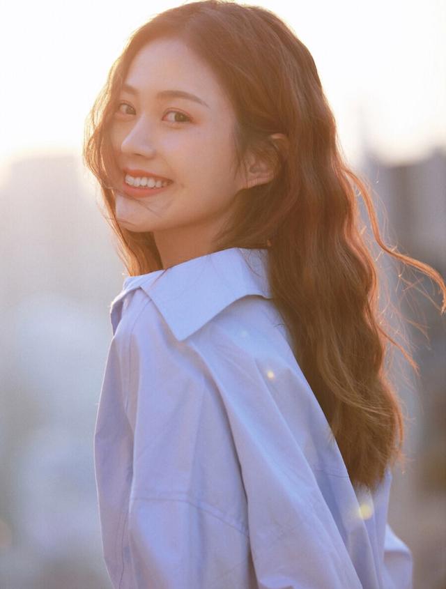 人像摄影不得不学的7个姿势，简约不做作，拍照更显自然上镜插图7