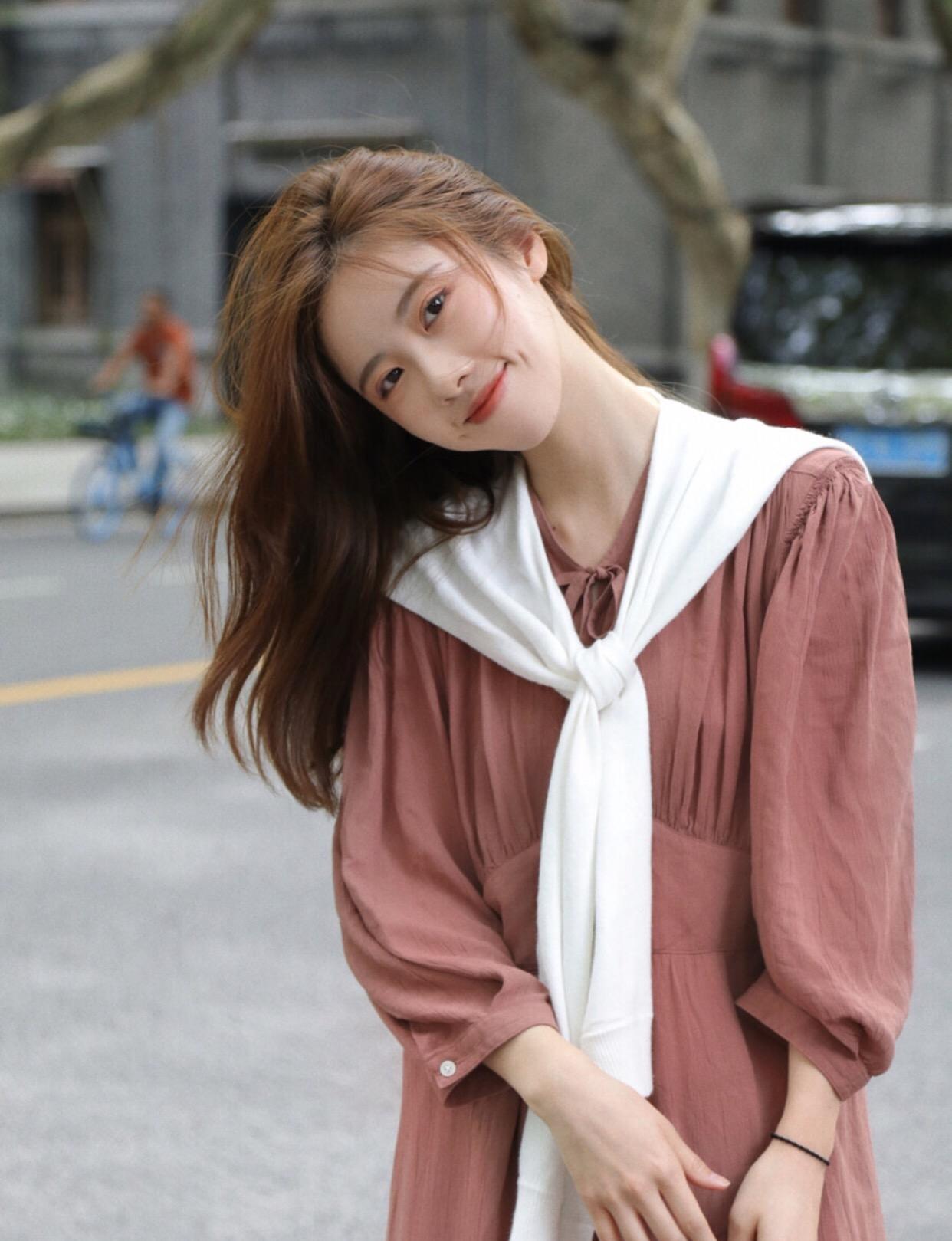 拍照并不一定要美景,学好这7个姿势,街边也能随手拍美照插图6 拍照并不一定要美景,学好这7个姿势,街边也能随手拍美照插图6