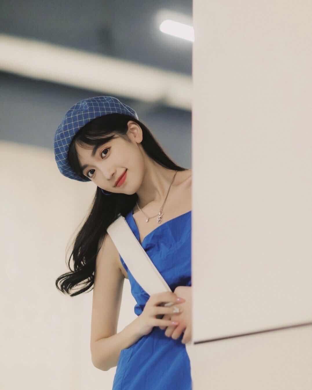 停车场拍照姿势你有几种？不要刻意摆拍，7个姿势助你上镜又自然插图2