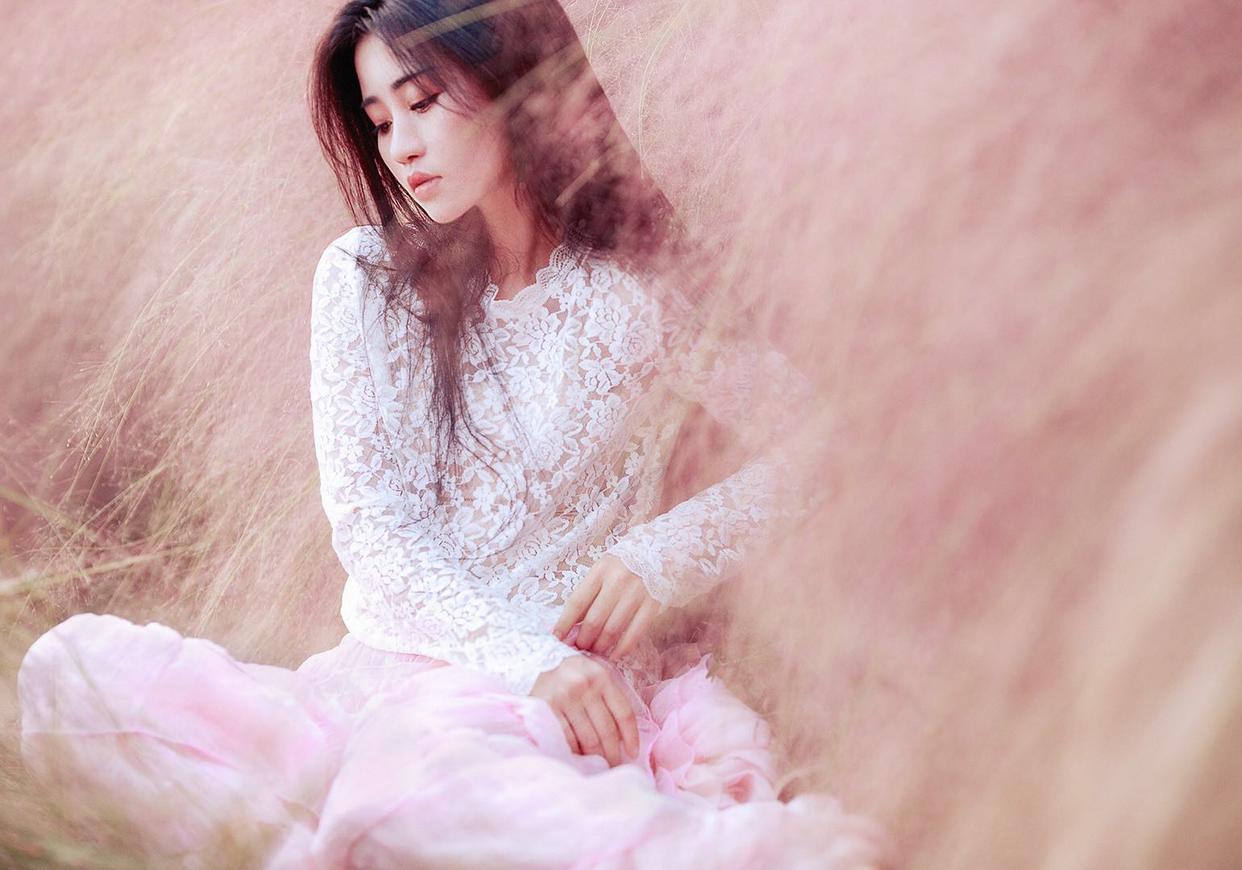 超实用的粉黛人像拍照姿势,用简约不做作的姿势,拍出你的自然美插图4 超实用的粉黛人像拍照姿势,用简约不做作的姿势,拍出你的自然美插图4