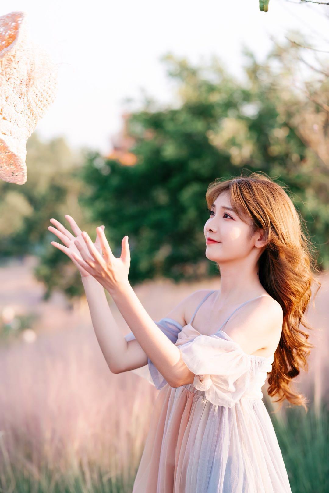 超实用的粉黛人像拍照姿势,用简约不做作的姿势,拍出你的自然美插图6 超实用的粉黛人像拍照姿势,用简约不做作的姿势,拍出你的自然美插图6