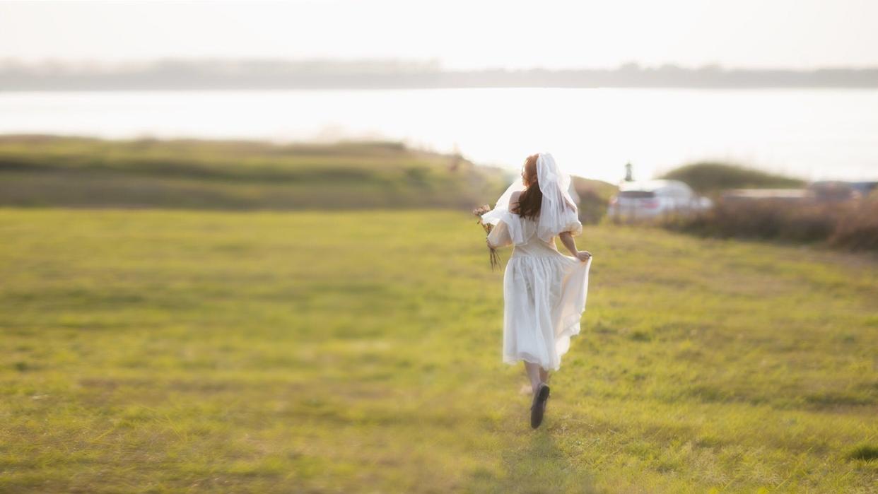 不会摆拍看过来,7个拍照姿势模板,助你拍出自然好看的美女人像插图7 不会摆拍看过来,7个拍照姿势模板,助你拍出自然好看的美女人像插图7