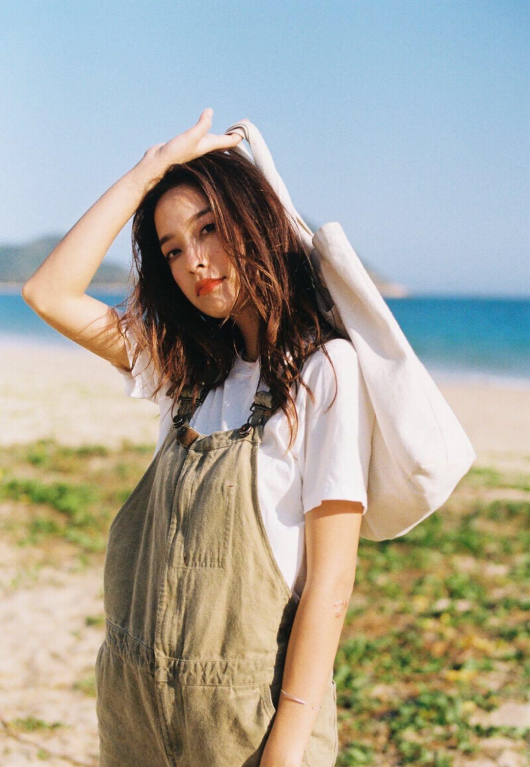 假期游玩拍照的9个姿势，照着这些姿势拍，拍照很美也自然插图3