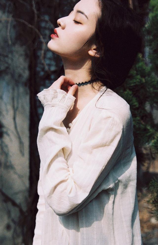 女生拍照必备的7个姿势，姿势简约不做作，拍照好看不尴尬插图5