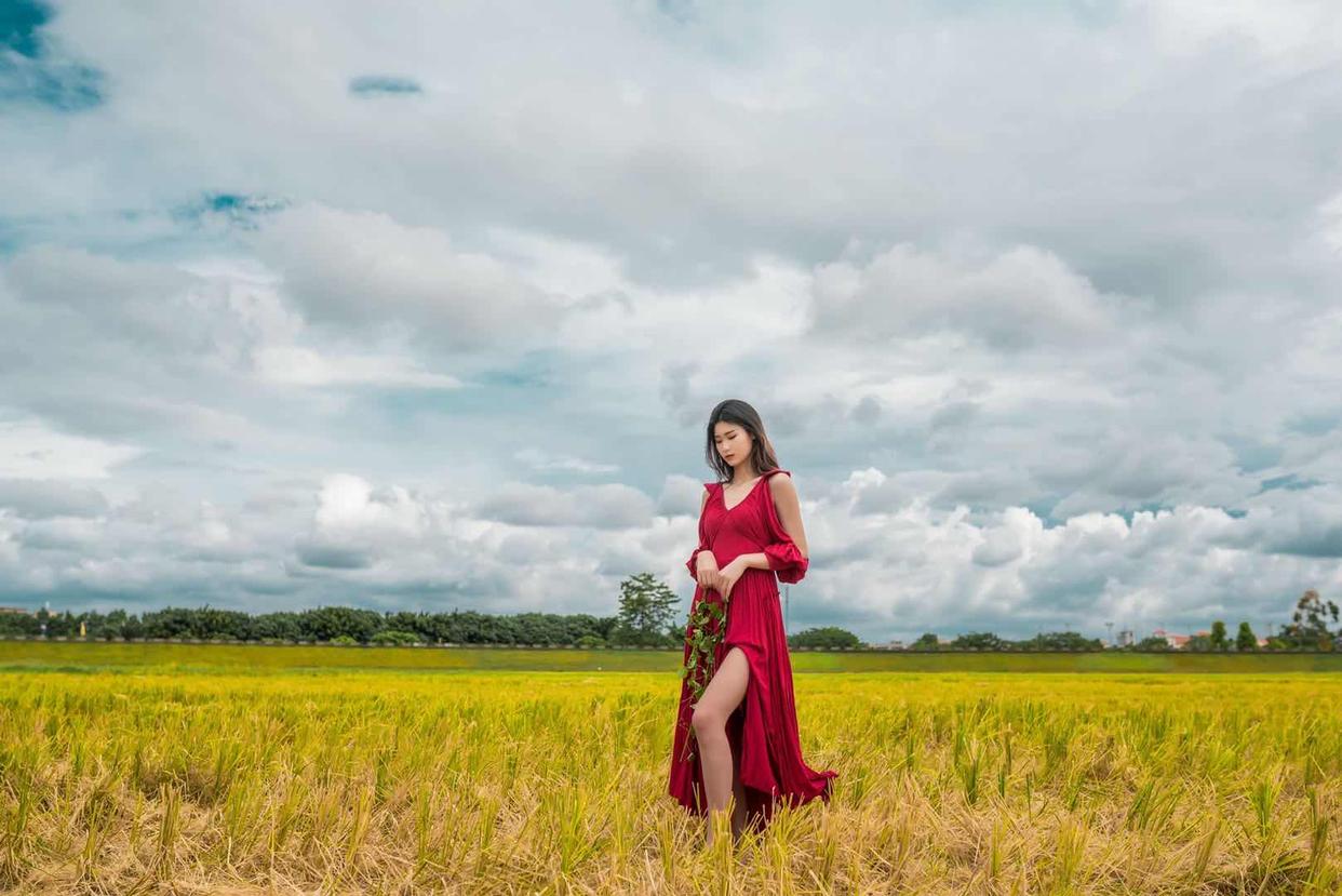 拍摄全身照怎么摆放双手？7个姿势教会你，既能避免手空还显好看插图2