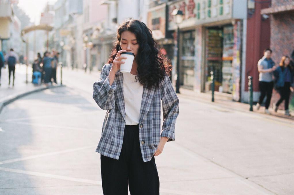 假期游玩拍照的9个姿势，照着这些姿势拍，拍照很美也自然插图2