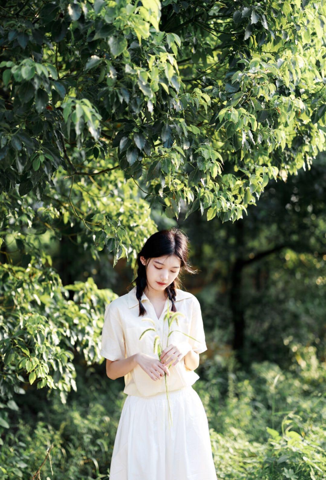 背景简单就用姿势点缀,在哪都能用的7个姿势,拍出自然简约美插图1 背景简单就用姿势点缀,在哪都能用的7个姿势,拍出自然简约美插图1