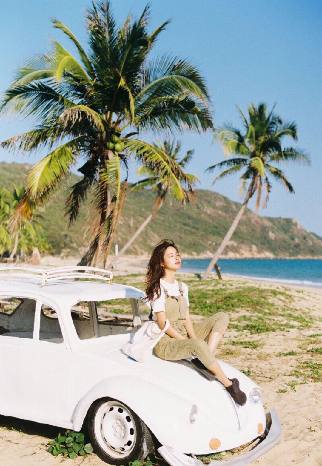 假期游玩拍照的9个姿势，照着这些姿势拍，拍照很美也自然插图4