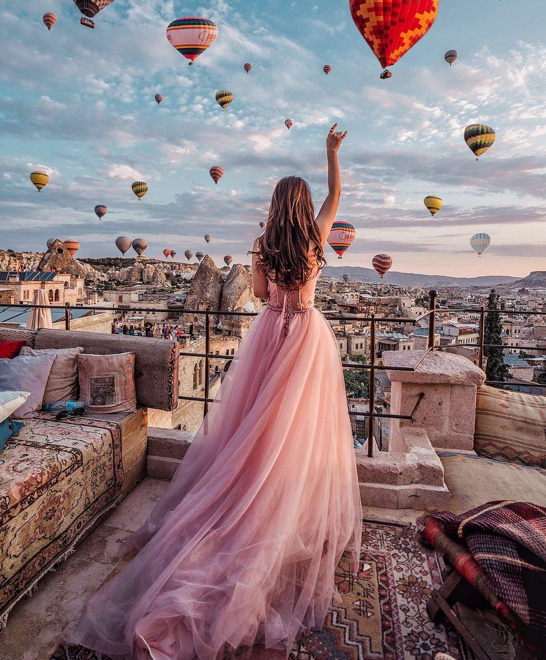 假期游玩拍照的9个姿势，照着这些姿势拍，拍照很美也自然插图6