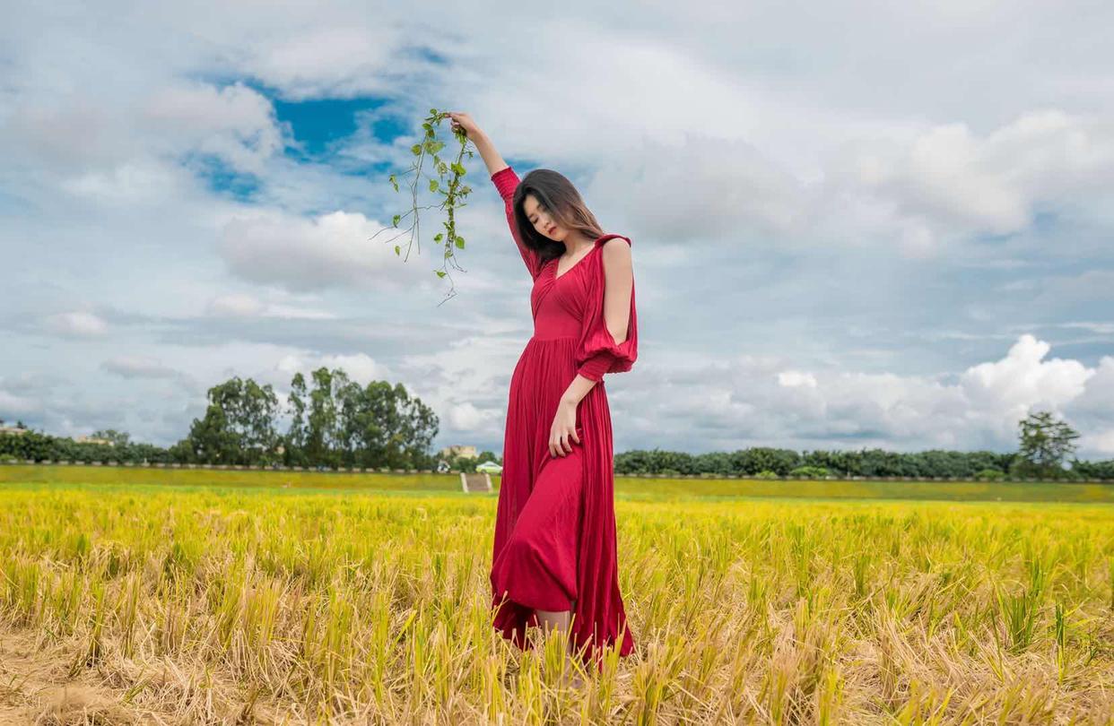 拍摄全身照怎么摆放双手？7个姿势教会你，既能避免手空还显好看插图1