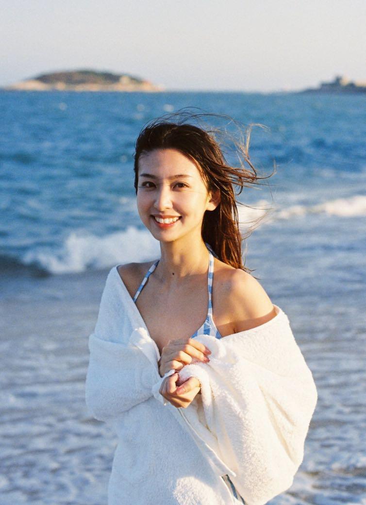 假期游玩拍照的9个姿势，照着这些姿势拍，拍照很美也自然插图8