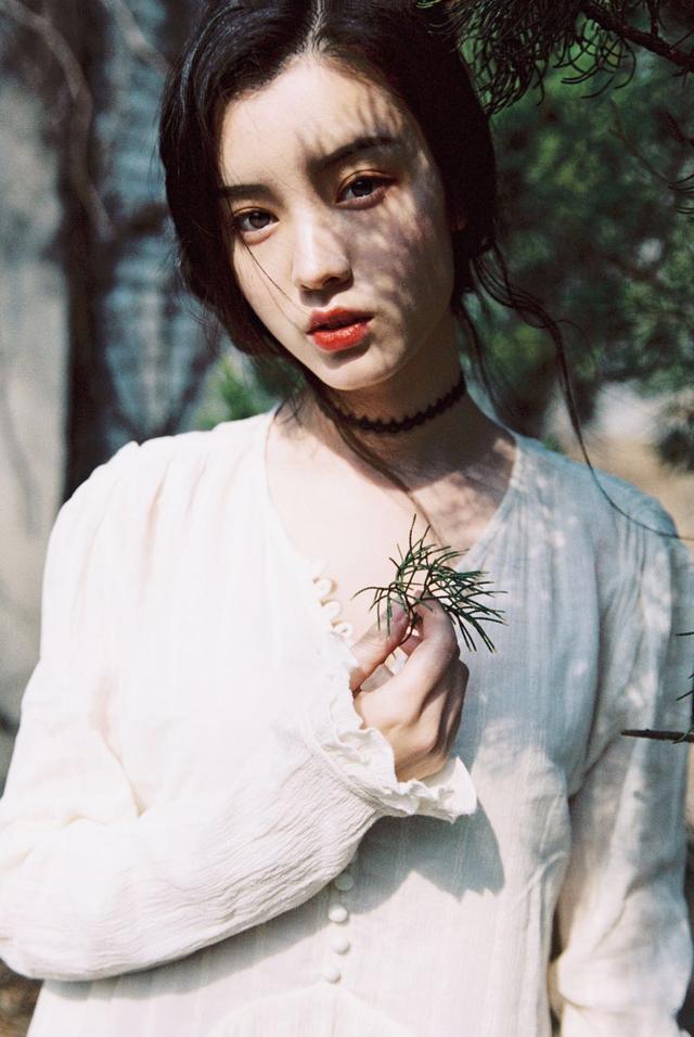 女生拍照必备的7个姿势，姿势简约不做作，拍照好看不尴尬插图6