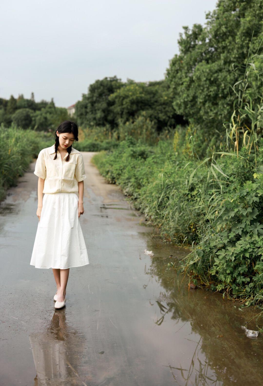 背景简单就用姿势点缀,在哪都能用的7个姿势,拍出自然简约美插图5 背景简单就用姿势点缀,在哪都能用的7个姿势,拍出自然简约美插图5