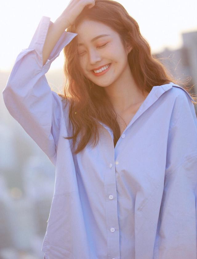 人像摄影不得不学的7个姿势，简约不做作，拍照更显自然上镜插图4