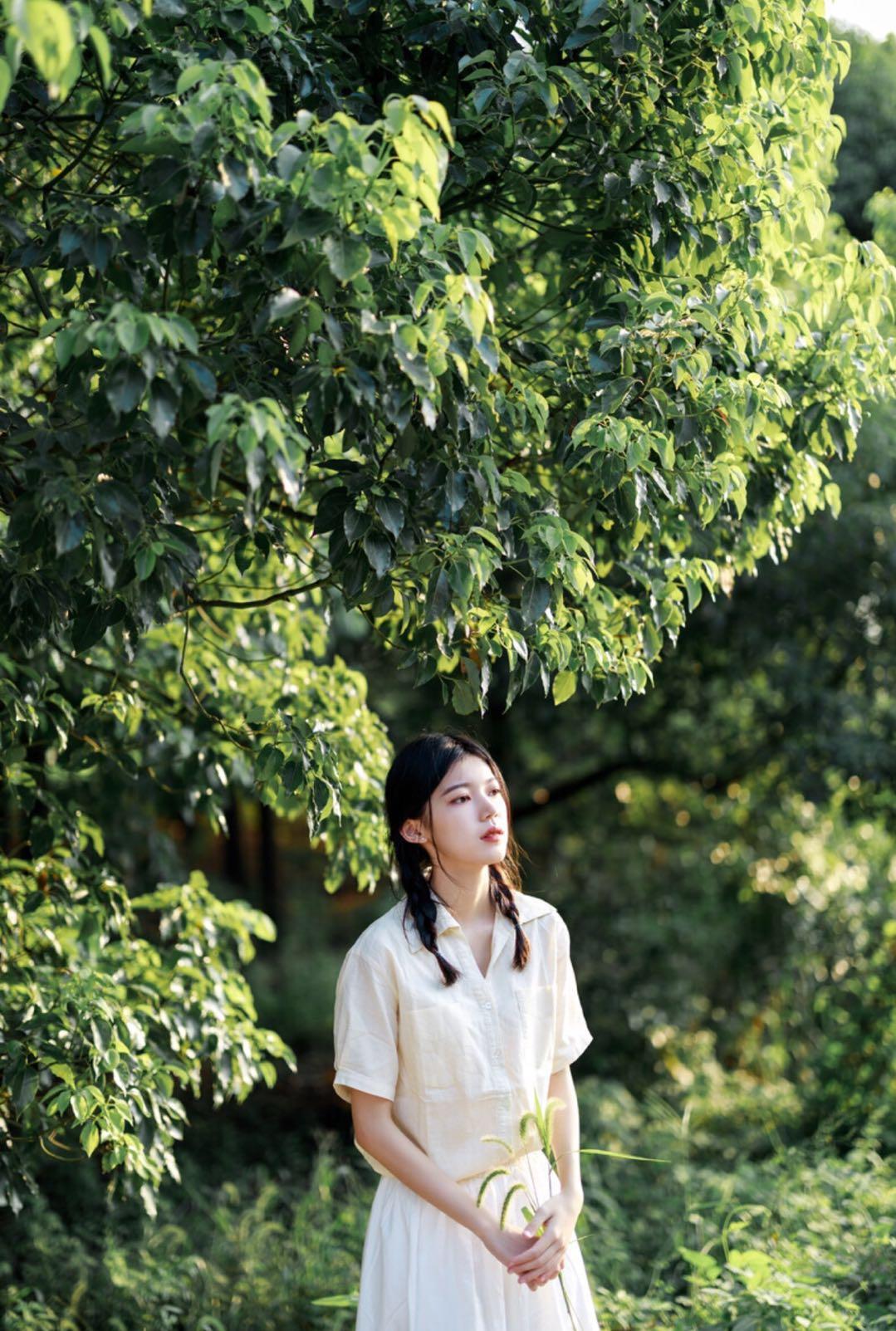 背景简单就用姿势点缀,在哪都能用的7个姿势,拍出自然简约美插图2 背景简单就用姿势点缀,在哪都能用的7个姿势,拍出自然简约美插图2