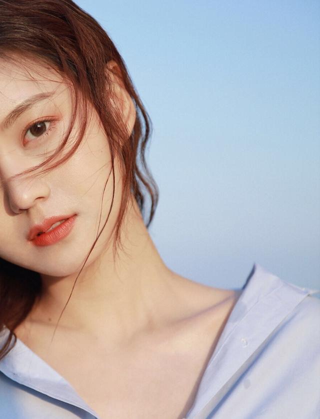 人像摄影不得不学的7个姿势，简约不做作，拍照更显自然上镜插图3