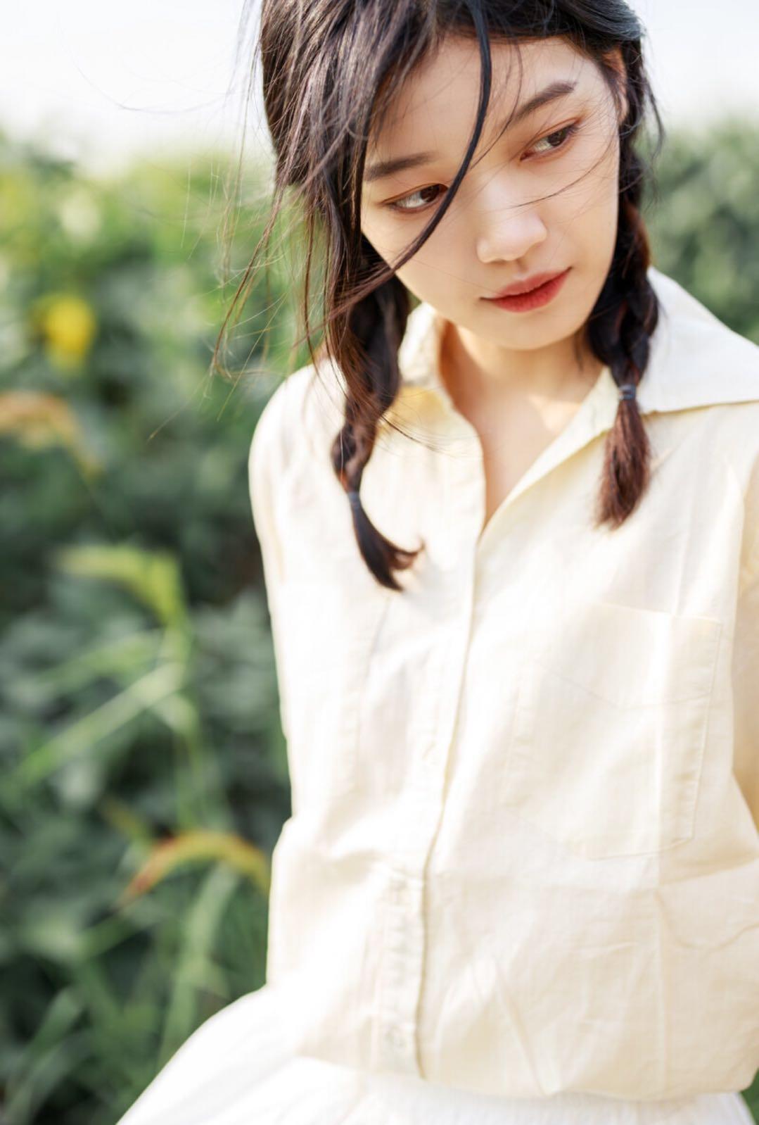 背景简单就用姿势点缀,在哪都能用的7个姿势,拍出自然简约美插图6 背景简单就用姿势点缀,在哪都能用的7个姿势,拍出自然简约美插图6