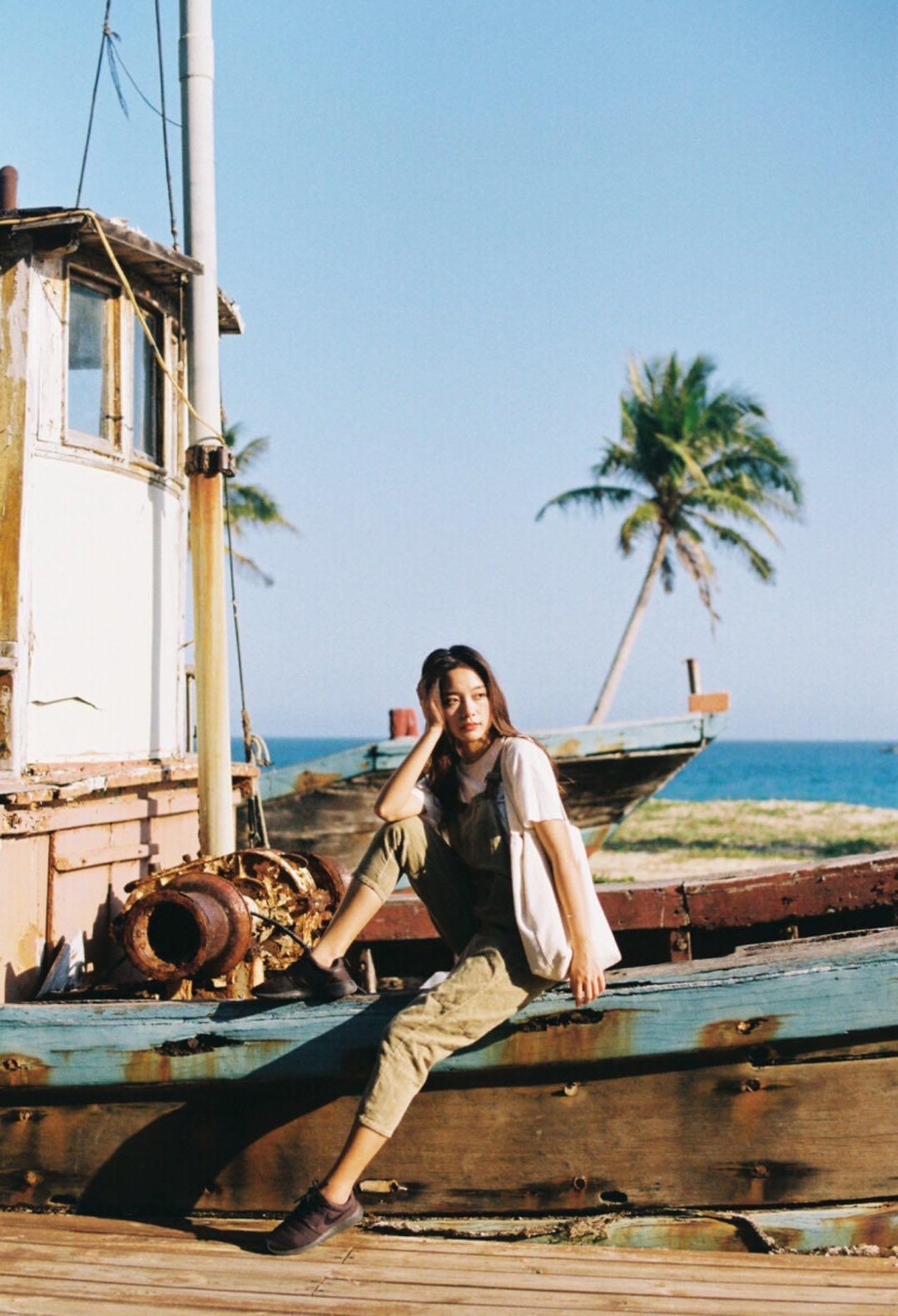 假期游玩拍照的9个姿势，照着这些姿势拍，拍照很美也自然插图5