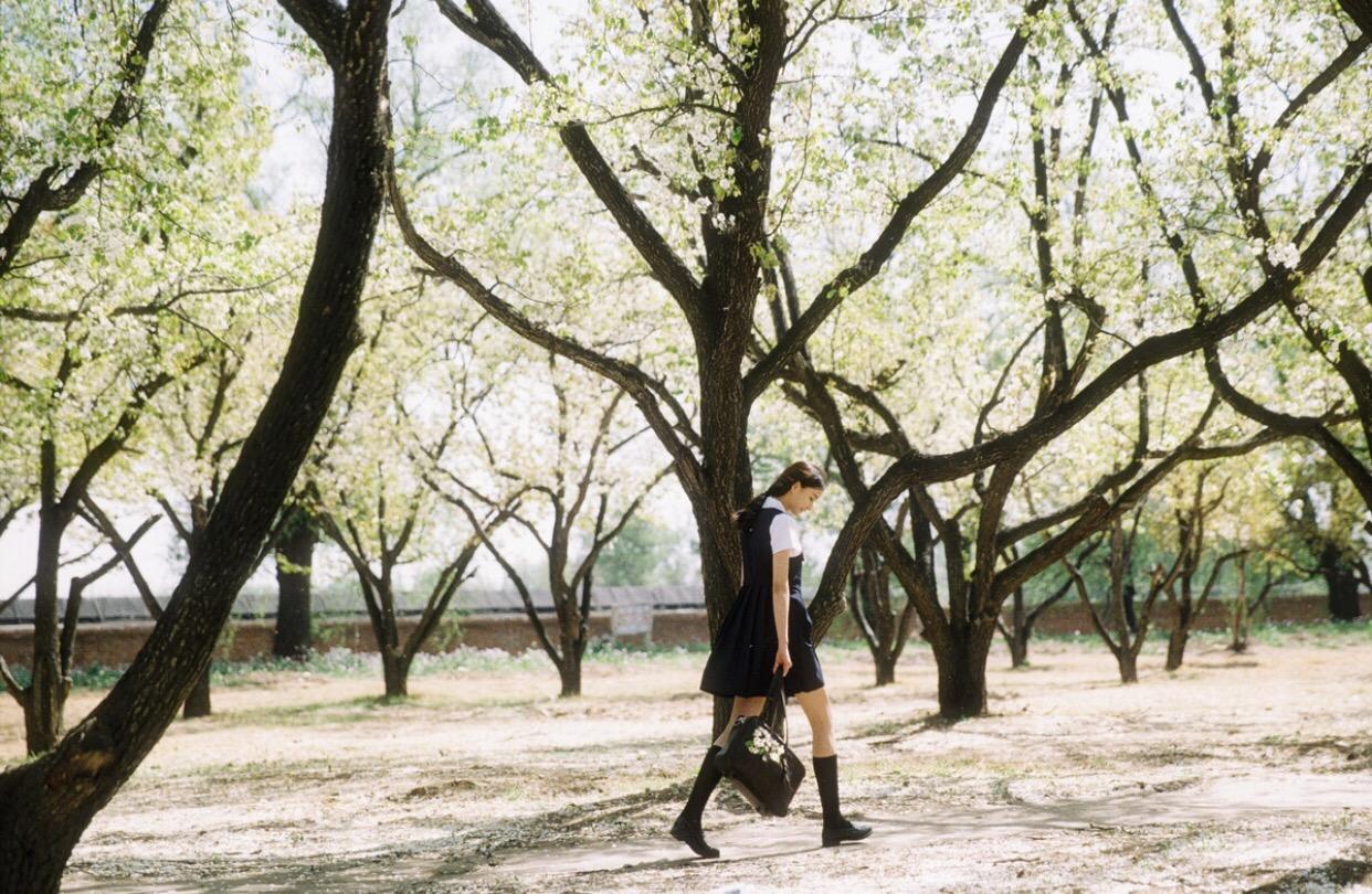 从不会摆拍到拍照达人，拍照姿势可参考这7个，拍照又好看又自然插图6