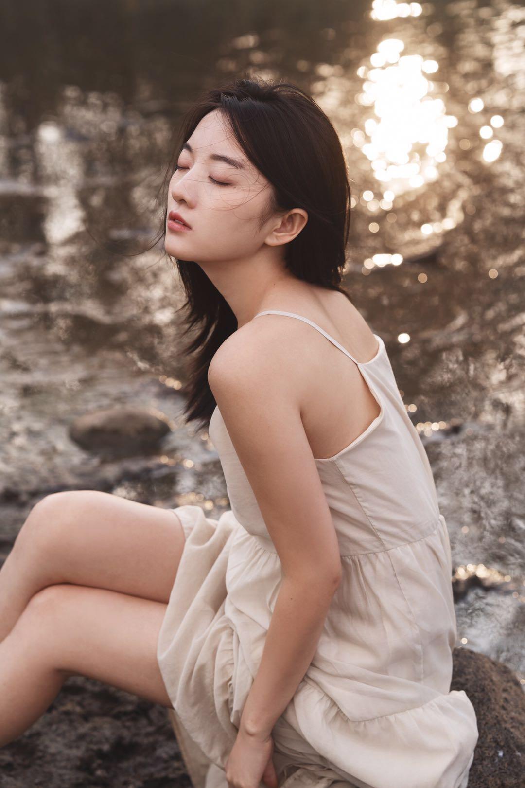 不会摆拍看过来,7个拍照姿势模板,助你拍出自然好看的美女人像插图2 不会摆拍看过来,7个拍照姿势模板,助你拍出自然好看的美女人像插图2