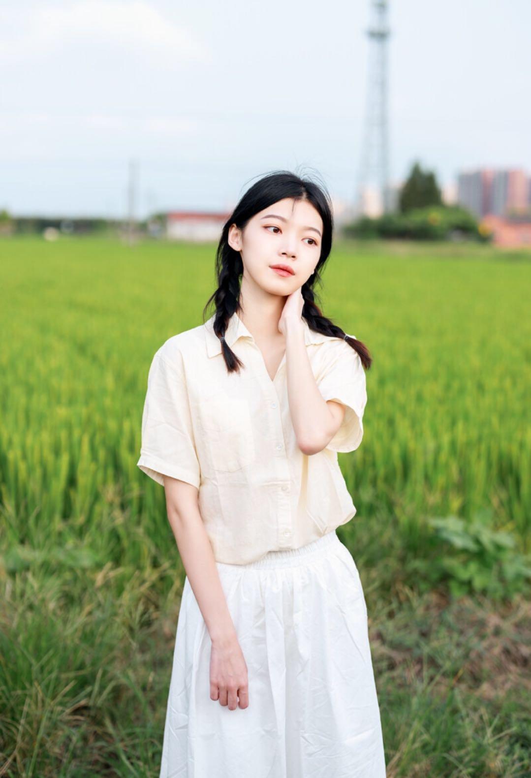 背景简单就用姿势点缀,在哪都能用的7个姿势,拍出自然简约美插图7 背景简单就用姿势点缀,在哪都能用的7个姿势,拍出自然简约美插图7