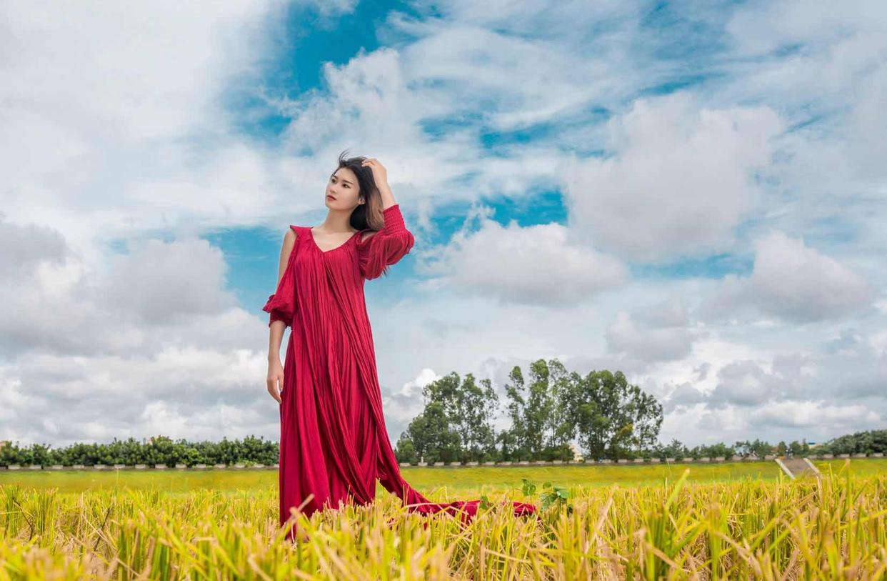 拍摄全身照怎么摆放双手？7个姿势教会你，既能避免手空还显好看插图6