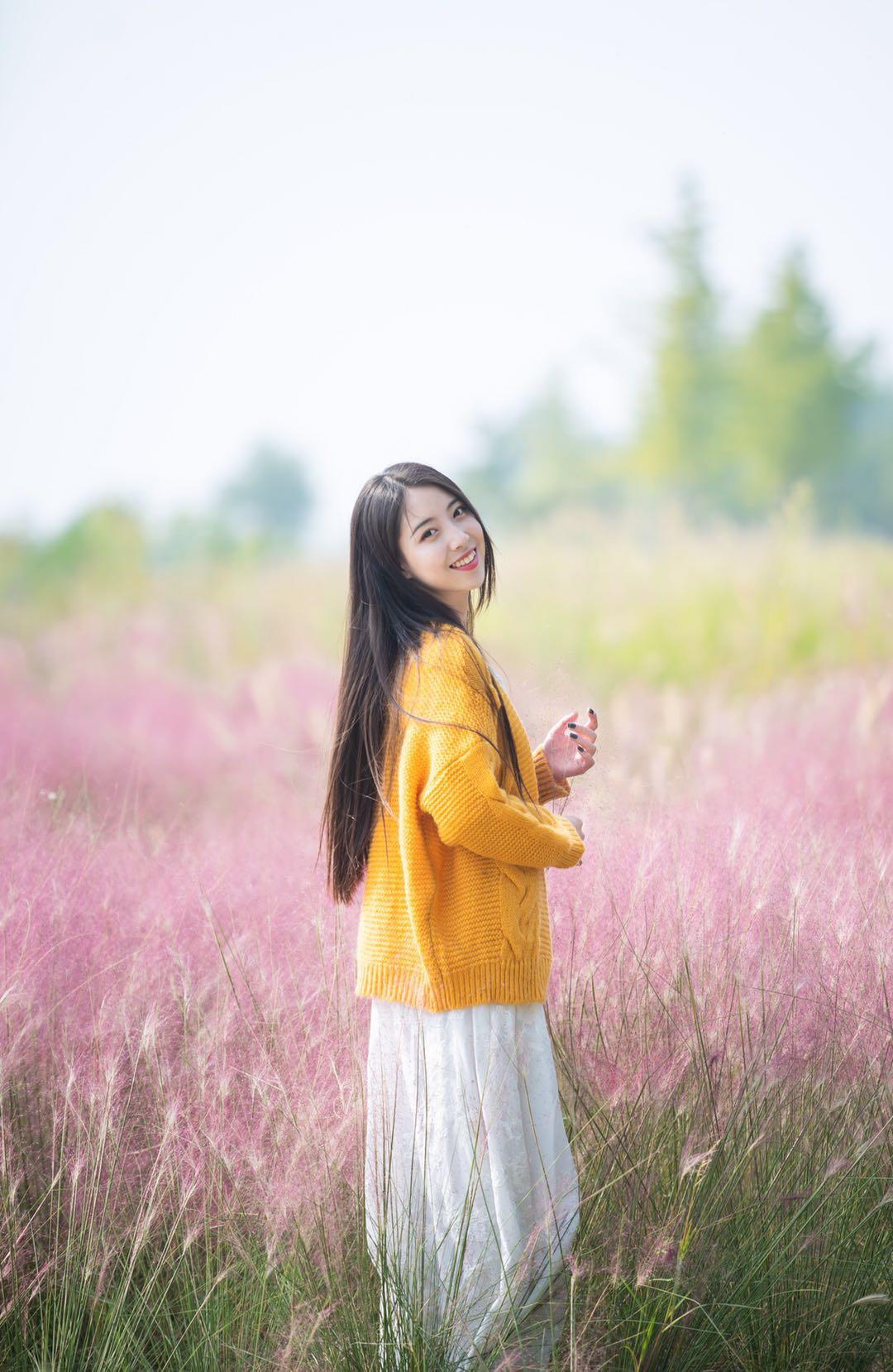 秋天拍摄粉黛人像,这8个姿势技巧值得一学,姿势简单也很美插图1 秋天拍摄粉黛人像,这8个姿势技巧值得一学,姿势简单也很美插图1