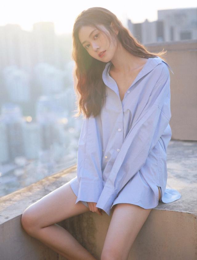 人像摄影不得不学的7个姿势，简约不做作，拍照更显自然上镜插图6