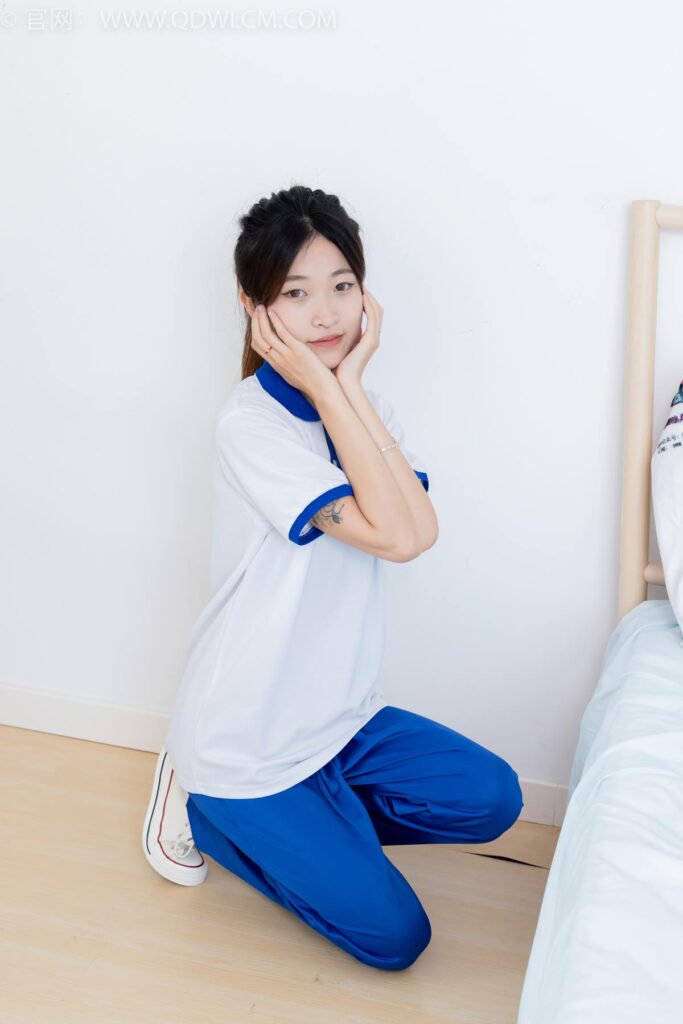 物恋传媒 NO.2387 小夏-帆布鞋、白短棉袜、薄肉丝、校服[150P/1V/3.66GB]插图1