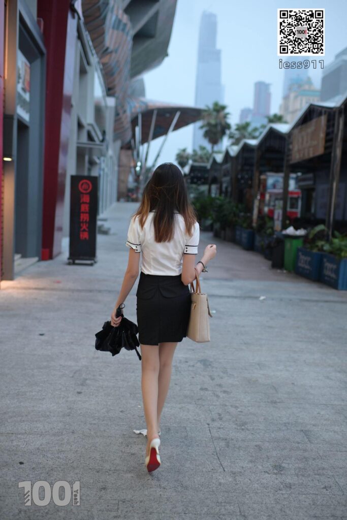 [IESS异思趣向] 一千零一夜 002《等公交的小姐姐》[99P/82MB]插图1