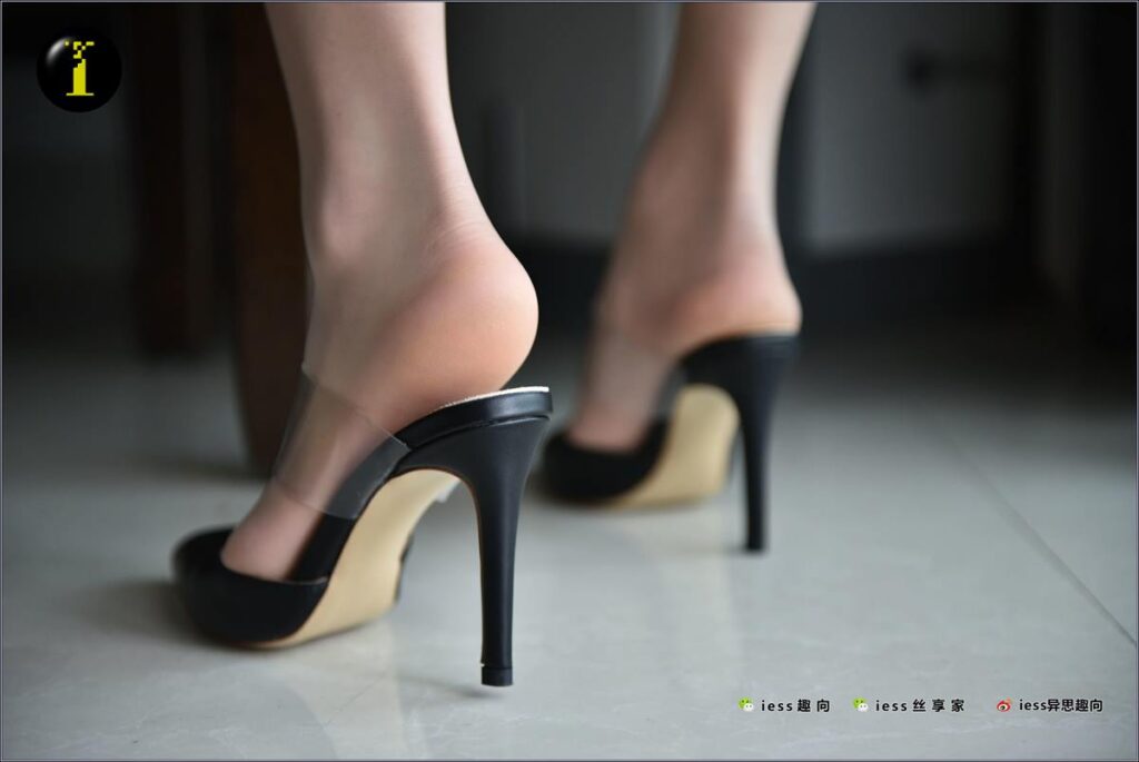 [IESS异思趣向] 普惠集 016-小六的肉丝美腿 [72P/73.8MB]插图1