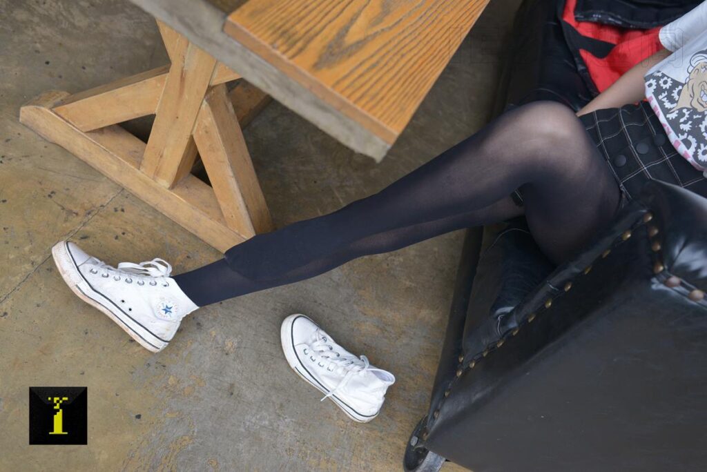 [IESS异思趣向] 普惠集 053-妹妹琪琪 妹妹的80D（3）-丝足底 [94P/225MB]插图2