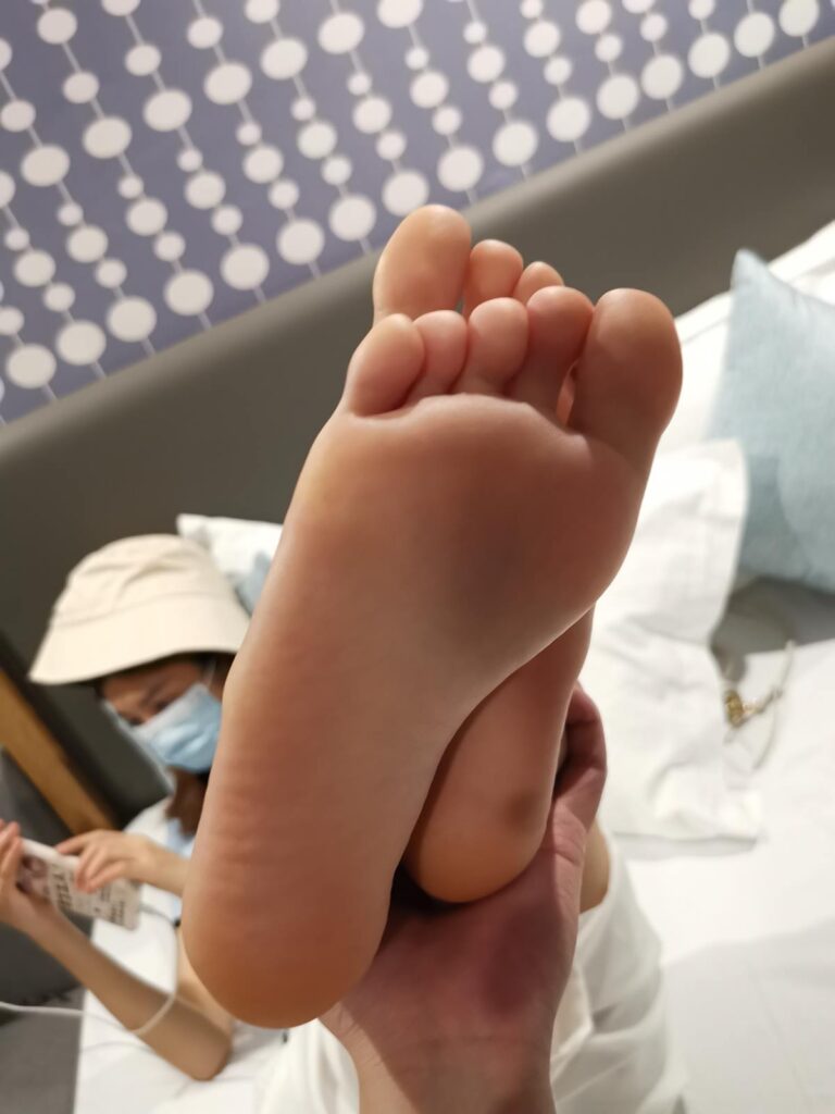 鱼鱼足影 004 珺珺小白鞋棉袜脚 [148P/1V/307MB]插图4