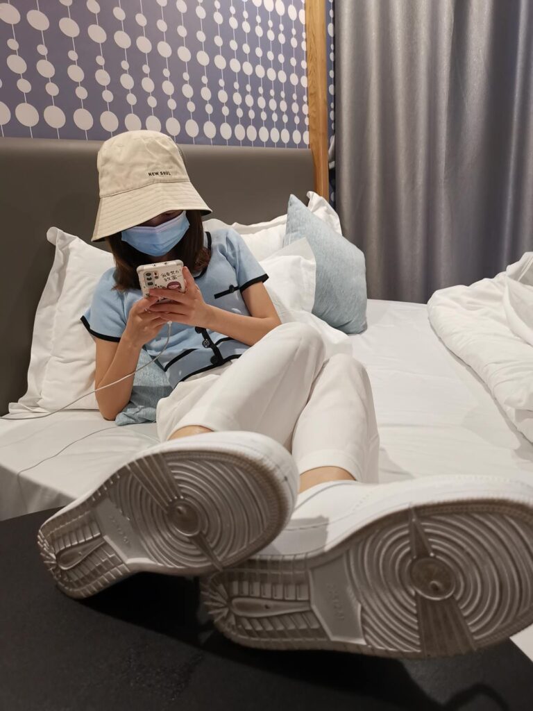 鱼鱼足影 004 珺珺小白鞋棉袜脚 [148P/1V/307MB]插图1