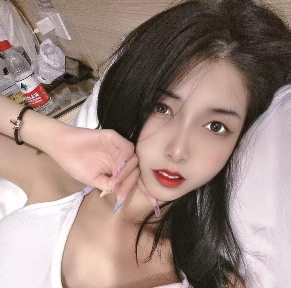 鱼鱼足影 004 珺珺小白鞋棉袜脚 [148P/1V/307MB]插图