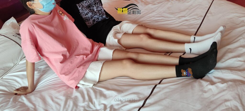 鱼鱼足影 067 心动姐妹花黑白棉袜裸足 [149P/1V/505MB]插图4