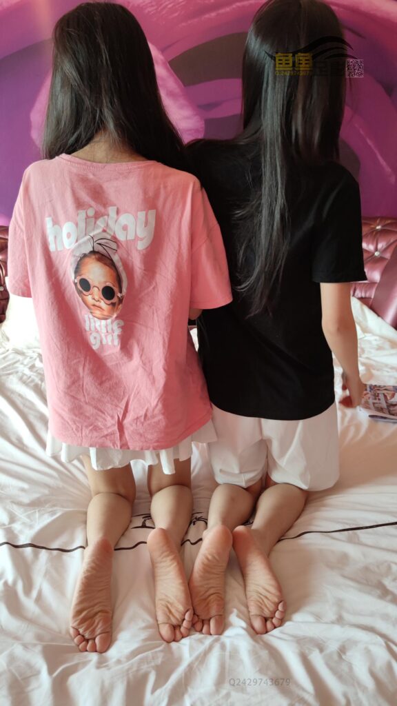 鱼鱼足影 067 心动姐妹花黑白棉袜裸足 [149P/1V/505MB]插图1