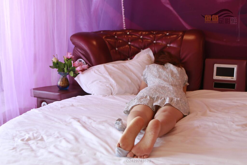 鱼鱼足影 069 王婷的旗袍灰色棉船袜 [198P/1V/891M]插图3