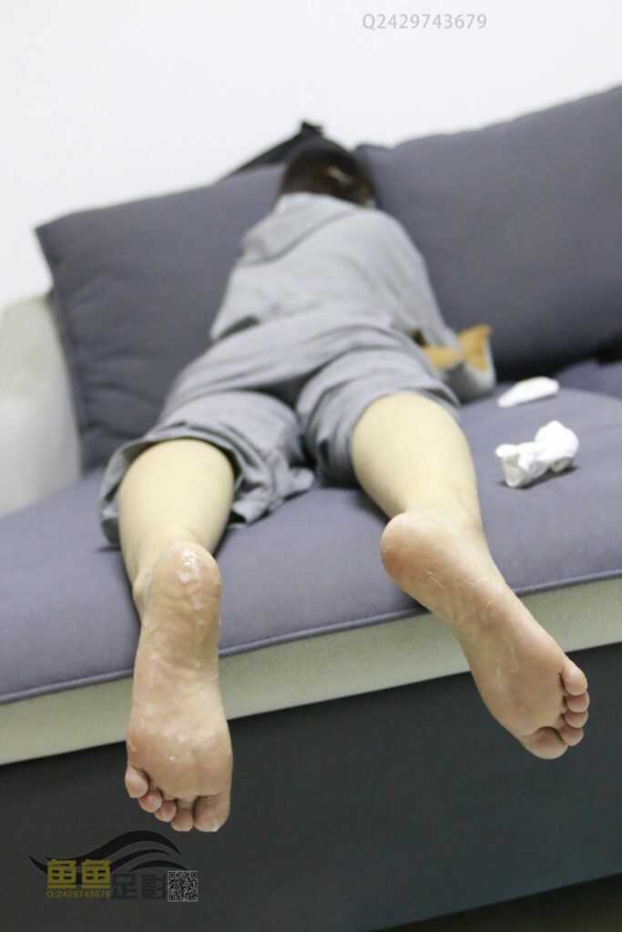 鱼鱼足影 090 佛山安妮 麦昆小白鞋白棉船袜裸足 [118P/1V/681M]插图5