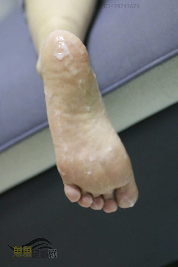 鱼鱼足影 090 佛山安妮 麦昆小白鞋白棉船袜裸足 [118P/1V/681M]插图4