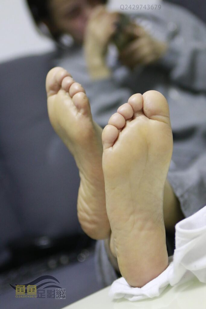 鱼鱼足影 090 佛山安妮 麦昆小白鞋白棉船袜裸足 [118P/1V/681M]插图2