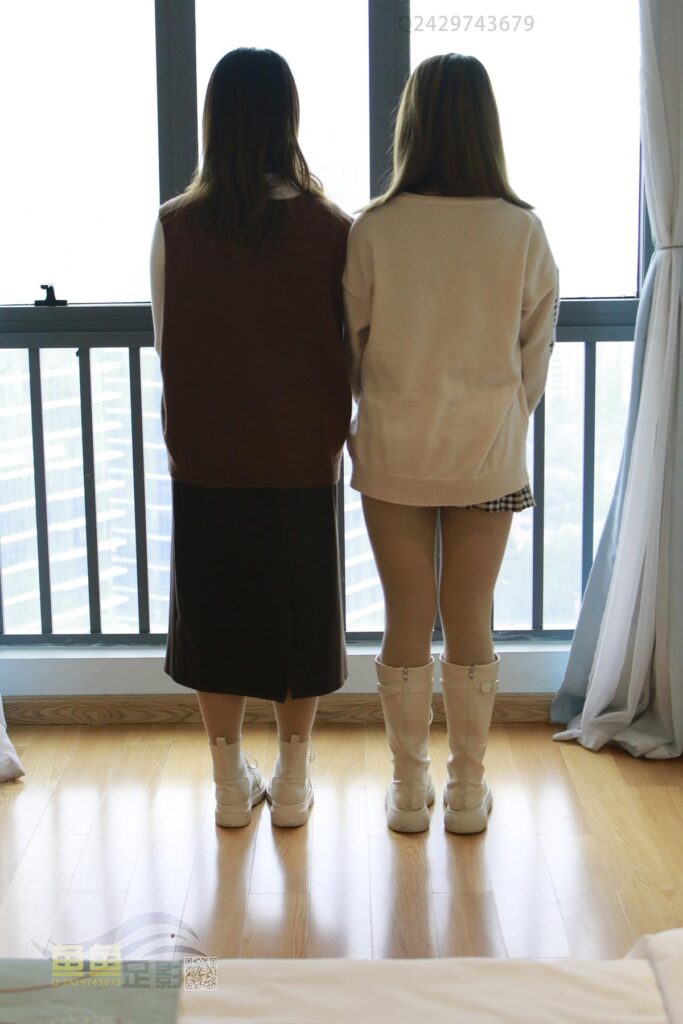 鱼鱼足影 第096期 双胞胎姐妹长短靴肉厚丝脚裸足 [65P/1V/247M]插图3