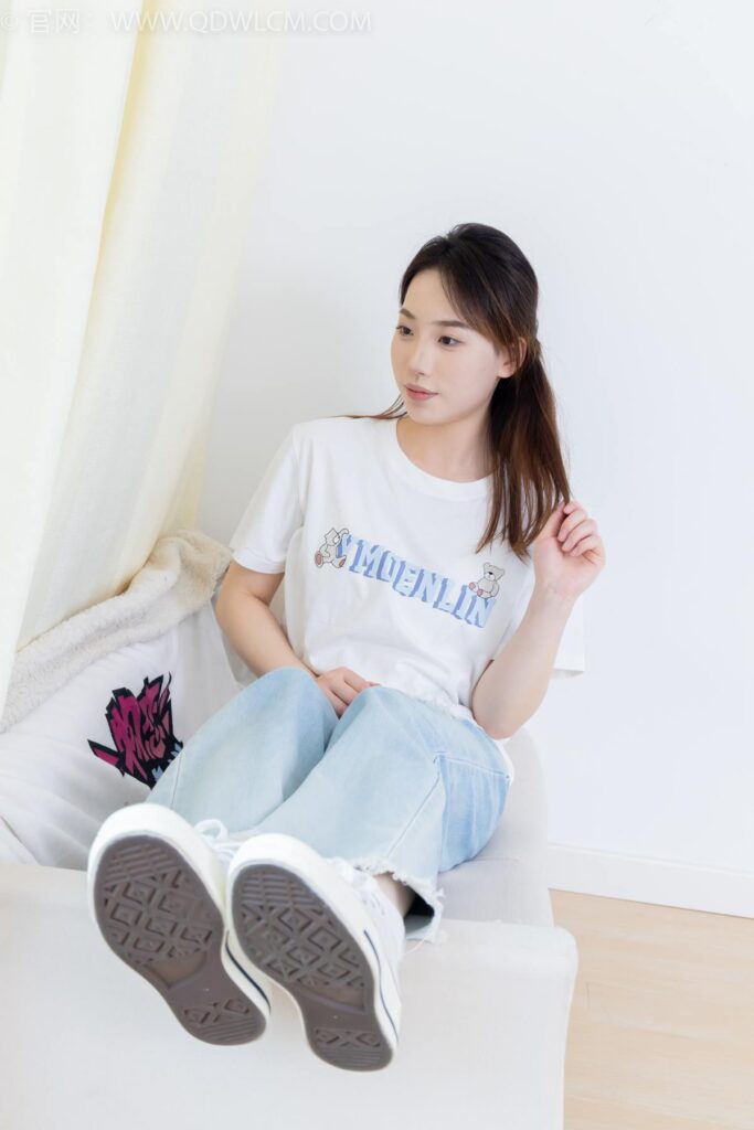 物恋传媒 NO.2390 荔枝-帆布鞋、短白棉袜、裸足[150P/1V/3.66GB]插图3